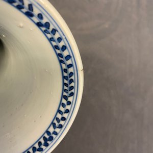 Une garniture de cinq vases en porcelaine de Chine en bleu et blanc à décor floral, Kangxi — photo 31