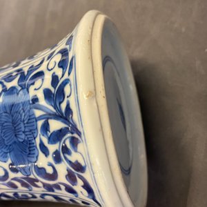 Une garniture de cinq vases en porcelaine de Chine en bleu et blanc à décor floral, Kangxi — photo 32