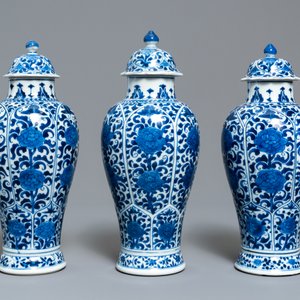 Une garniture de cinq vases en porcelaine de Chine en bleu et blanc à décor floral, Kangxi — photo 4