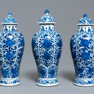 Une garniture de cinq vases en porcelaine de Chine en bleu et blanc à décor floral, Kangxi — photo 5