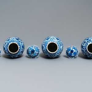 Une garniture de cinq vases en porcelaine de Chine en bleu et blanc à décor floral, Kangxi — photo 6