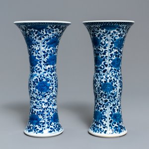 Une garniture de cinq vases en porcelaine de Chine en bleu et blanc à décor floral, Kangxi — photo 8