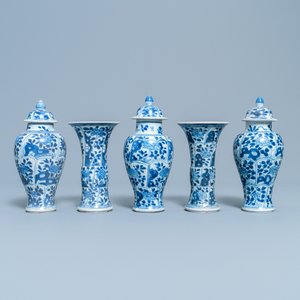 Une garniture de cinq vases en porcelaine de Chine en bleu et blanc, épave Vung Tau, Kangxi — photo 3
