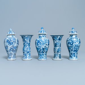 Une garniture de cinq vases en porcelaine de Chine en bleu et blanc, épave Vung Tau, Kangxi — photo 4