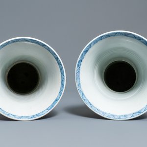 Une garniture de cinq vases en porcelaine de Chine en bleu et blanc, Kangxi — photo 14