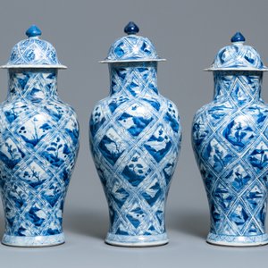 Une garniture de cinq vases en porcelaine de Chine en bleu et blanc, Kangxi — photo 2