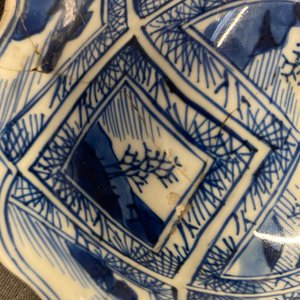 Une garniture de cinq vases en porcelaine de Chine en bleu et blanc, Kangxi — photo 24