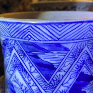 Une garniture de cinq vases en porcelaine de Chine en bleu et blanc, Kangxi — photo 30