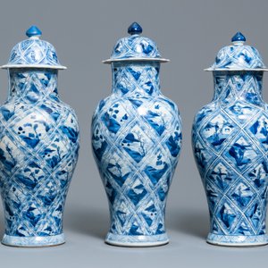 Une garniture de cinq vases en porcelaine de Chine en bleu et blanc, Kangxi — photo 3