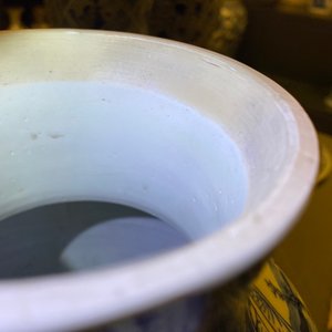 Une garniture de cinq vases en porcelaine de Chine en bleu et blanc, Kangxi — photo 38