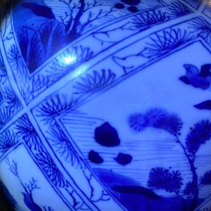 Une garniture de cinq vases en porcelaine de Chine en bleu et blanc, Kangxi — photo 45
