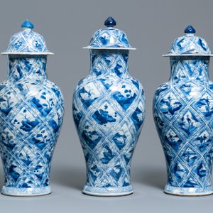 Une garniture de cinq vases en porcelaine de Chine en bleu et blanc, Kangxi — photo 5
