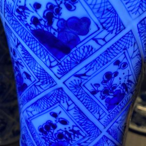 Une garniture de cinq vases en porcelaine de Chine en bleu et blanc, Kangxi — photo 52