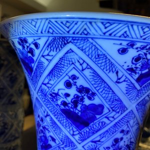 Une garniture de cinq vases en porcelaine de Chine en bleu et blanc, Kangxi — photo 53