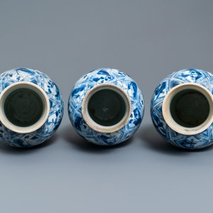Une garniture de cinq vases en porcelaine de Chine en bleu et blanc, Kangxi — photo 6