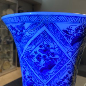 Une garniture de cinq vases en porcelaine de Chine en bleu et blanc, Kangxi — photo 61