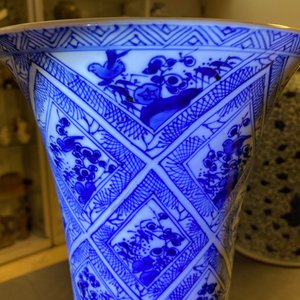 Une garniture de cinq vases en porcelaine de Chine en bleu et blanc, Kangxi — photo 67