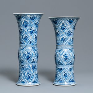 Une garniture de cinq vases en porcelaine de Chine en bleu et blanc, Kangxi — photo 10