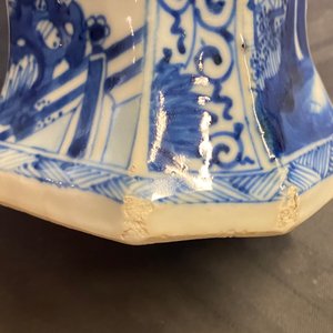 Une garniture de cinq vases en porcelaine de Chine en bleu et blanc, Kangxi — photo 19