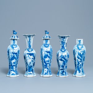Une garniture de cinq vases en porcelaine de Chine en bleu et blanc, Kangxi — photo 2