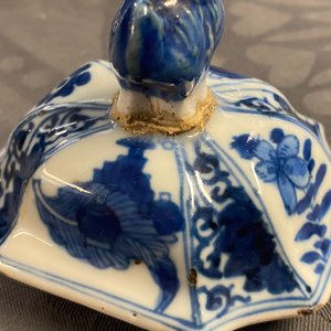 Une garniture de cinq vases en porcelaine de Chine en bleu et blanc, Kangxi — photo 22