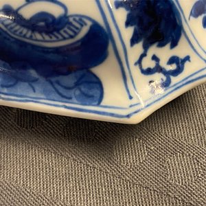 Une garniture de cinq vases en porcelaine de Chine en bleu et blanc, Kangxi — photo 26
