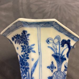 Une garniture de cinq vases en porcelaine de Chine en bleu et blanc, Kangxi — photo 10
