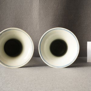Une garniture de cinq vases en porcelaine de Chine en bleu et blanc, Kangxi — photo 11