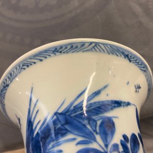 Une garniture de cinq vases en porcelaine de Chine en bleu et blanc, Kangxi — photo 18