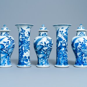 Une garniture de cinq vases en porcelaine de Chine en bleu et blanc, Kangxi — photo 2