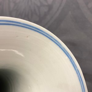 Une garniture de cinq vases en porcelaine de Chine en bleu et blanc, Kangxi — photo 24