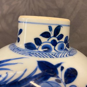 Une garniture de cinq vases en porcelaine de Chine en bleu et blanc, Kangxi — photo 26