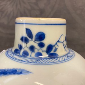 Une garniture de cinq vases en porcelaine de Chine en bleu et blanc, Kangxi — photo 31