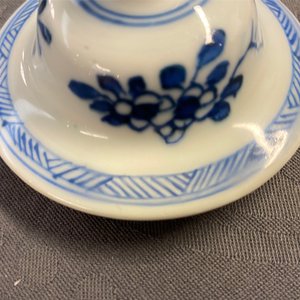 Une garniture de cinq vases en porcelaine de Chine en bleu et blanc, Kangxi — photo 38