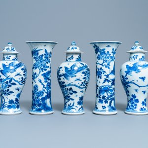 Une garniture de cinq vases en porcelaine de Chine en bleu et blanc, Kangxi — photo 4