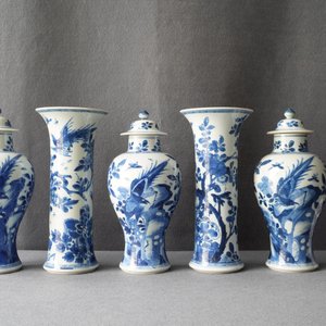 Une garniture de cinq vases en porcelaine de Chine en bleu et blanc, Kangxi — photo 8