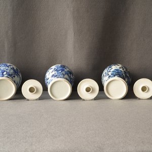 Une garniture de cinq vases en porcelaine de Chine en bleu et blanc, Kangxi — photo 10