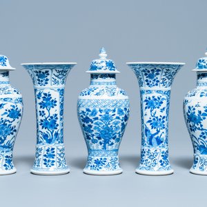 Une garniture de cinq vases en porcelaine de Chine en bleu et blanc, Kangxi — photo 1