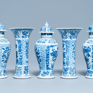 Une garniture de cinq vases en porcelaine de Chine en bleu et blanc, Kangxi — photo 2