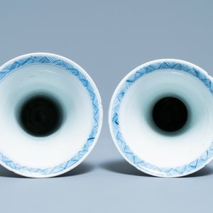 Une garniture de cinq vases en porcelaine de Chine en bleu et blanc, Kangxi — photo 7