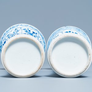 Une garniture de cinq vases en porcelaine de Chine en bleu et blanc, Kangxi — photo 8