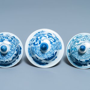 Une garniture de cinq vases en porcelaine de Chine en bleu et blanc, Kangxi — photo 9
