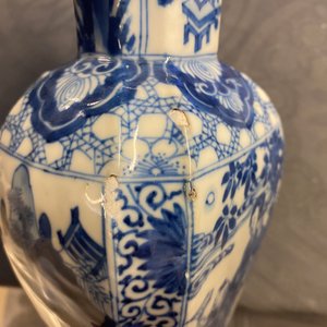 Une garniture de cinq vases en porcelaine de Chine en bleu et blanc, Kangxi — photo 17