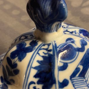 Une garniture de cinq vases en porcelaine de Chine en bleu et blanc, Kangxi — photo 24