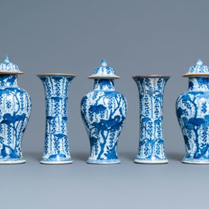 Une garniture de cinq vases en porcelaine de Chine en bleu et blanc, Kangxi — photo 3