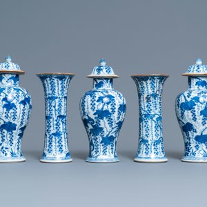 Une garniture de cinq vases en porcelaine de Chine en bleu et blanc, Kangxi — photo 4