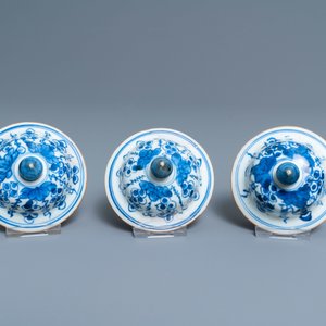 Une garniture de cinq vases en porcelaine de Chine en bleu et blanc, Kangxi — photo 10