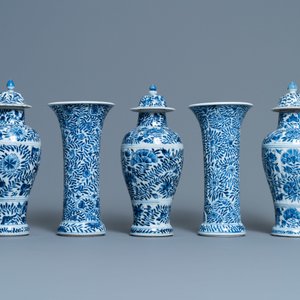 Une garniture de cinq vases en porcelaine de Chine en bleu et blanc, Kangxi — photo 2
