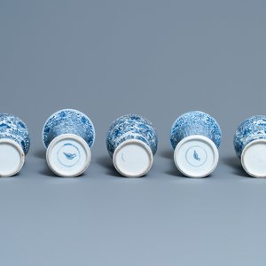 Une garniture de cinq vases en porcelaine de Chine en bleu et blanc, Kangxi — photo 6