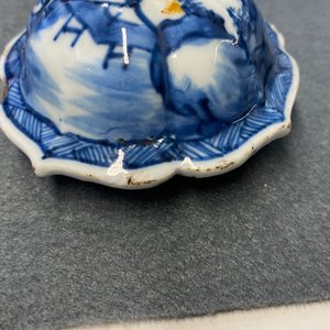 Une garniture de cinq vases en porcelaine de Chine en bleu et blanc, Kangxi — photo 13